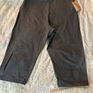 Yummie Charcoal Gray Talia Capri Leggings